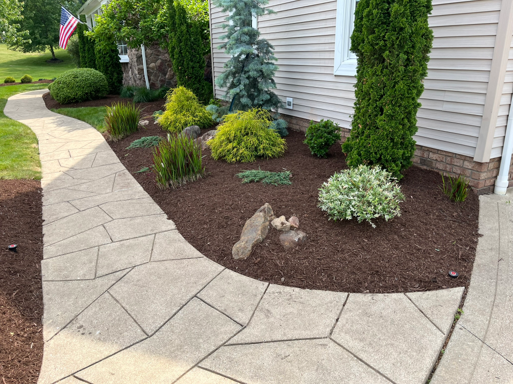 mulch installation in medina ohio by ezgreen lawn care