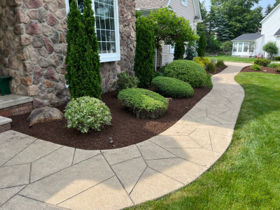 mulch installation in medina ohio by ezgreen lawn care